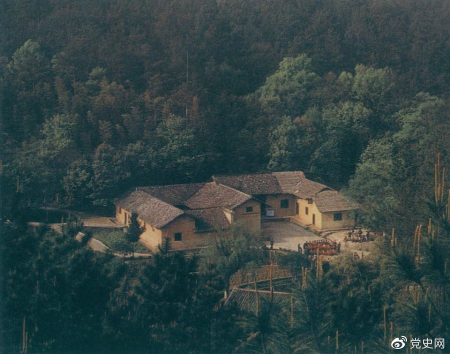 毛澤東故居&mdash;&mdash;湖南省湘潭縣韶山?jīng)_上屋場(chǎng)。1893年12月26日，毛澤東在這里誕生。